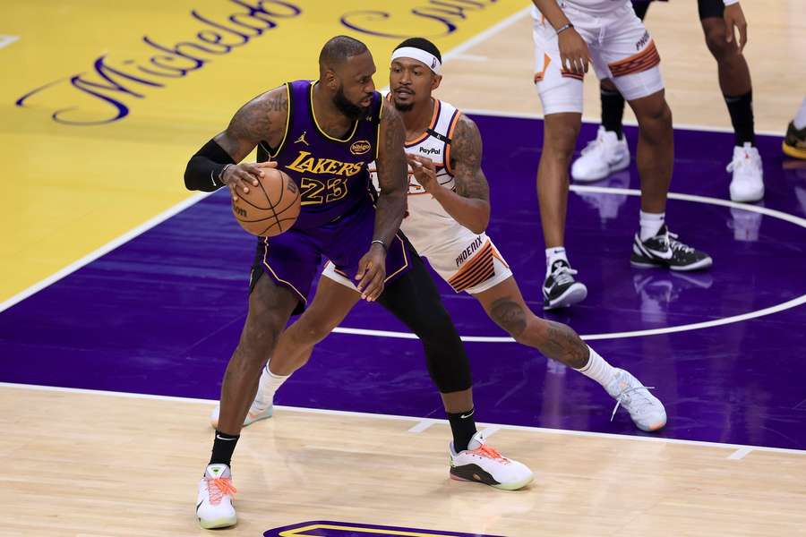 LeBron anotó 21 puntos