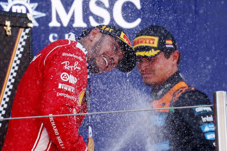 Lewis Hamilton bei der Siegerehrung in Barcelona