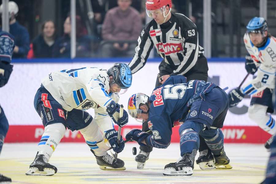 Patrick Hager (r.) krallt sich den Puk für München