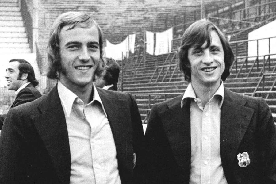 Johan Neeskens (L) met Johan Cruijff tijdens hun tijd bij FC Barcelona.