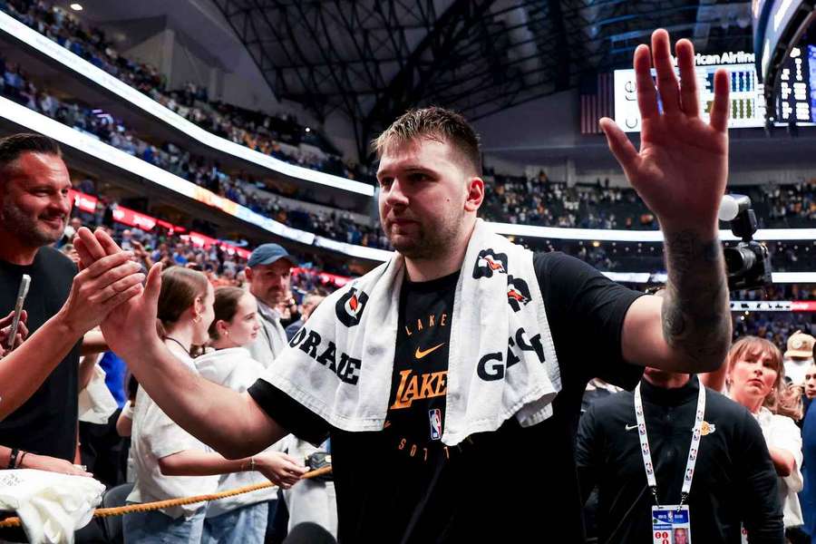 Dončič zdraví fanoušky v Dallasu.