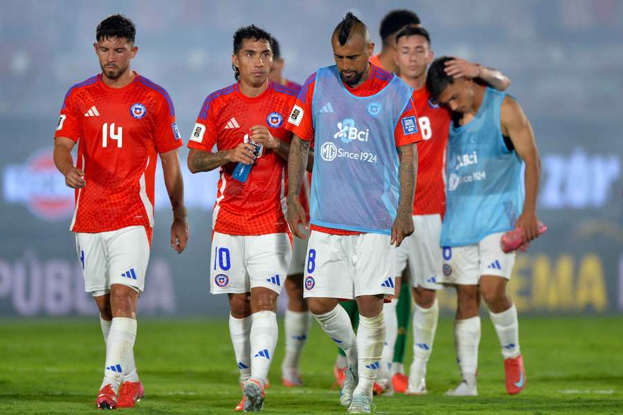 Jogadores chilenos, liderados por Vidal, dececionados com a derrota para o Paraguai