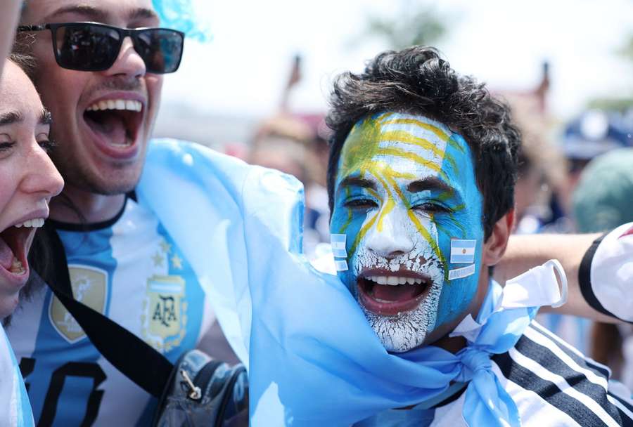 Ein argentinischer Fan mit Gesichtsbemalung Ein argentinischer Fan mit Gesichtsbemalung