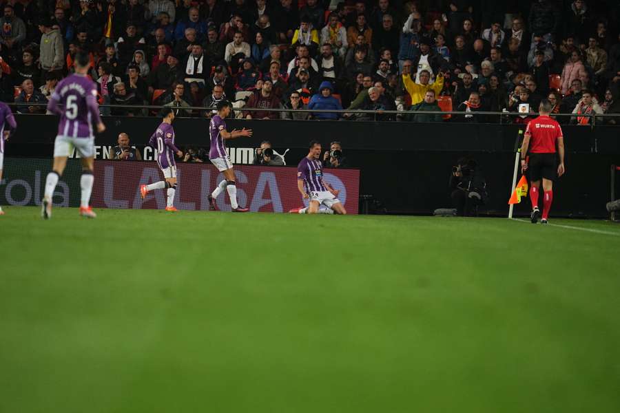 Juanmi Latasa, celebra un gol con el Valladolid.