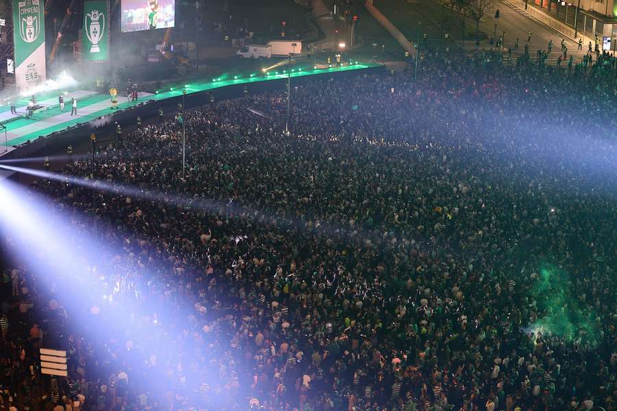 Imagem da festa no Marquês de Pombal, na madrugada desta segunda-feira