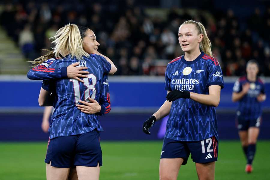Frida Maanum célébrant son doublé face à Louvain avec Arsenal