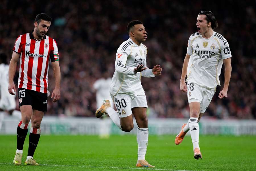 Mbappé celebra un gol en el Athletic-Real Madrid de ida ante Lekue y Carreras Mbappé celebra un gol en el Athletic-Real Madrid de ida ante Lekue y Carreras
