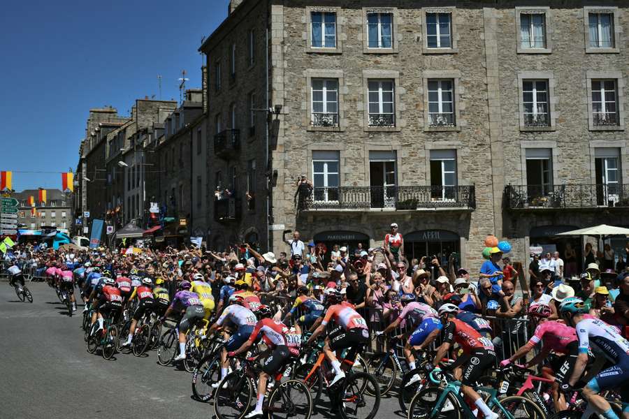 Le peloton à Dinan ce vendredi.