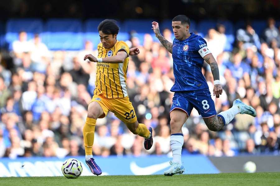 Enzo Fernández foi titular e capitão diante do Brighton