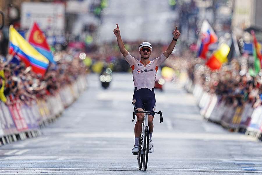 Van der Poel kører over stregen i ensom majestæt.