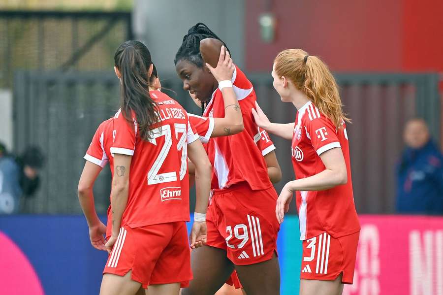 Torschützin Edna Imade wird gefeiert