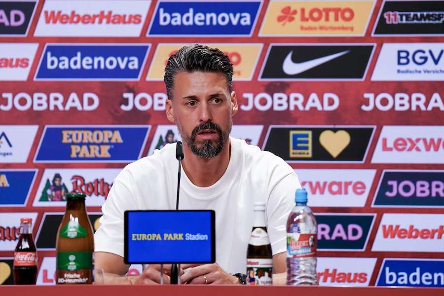 Augsburgs neuer Trainer Sandro Wagner hat seine Mannschaft nach dem Sieg in Freiburg gelobt.