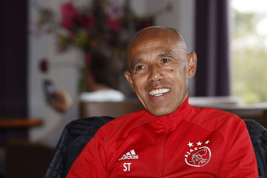 Simon Tahamata is 10 jaar werkzaam bij Ajax