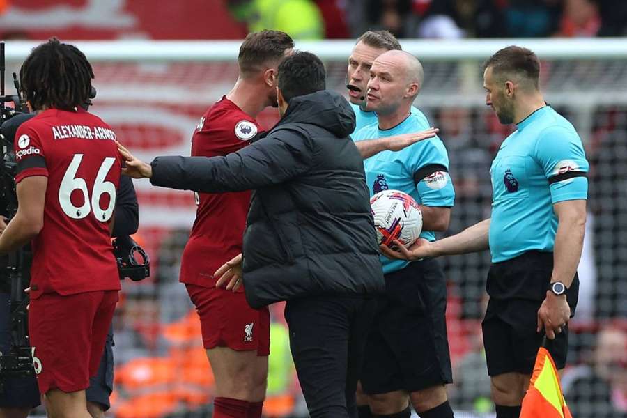 Incidentul a avut loc la pauza meciului dintre Liverpool și Arsenal