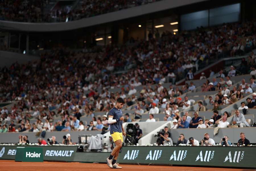 Carlos Alcaraz venceu J. J. Wolf na primeira ronda de Roland Garros