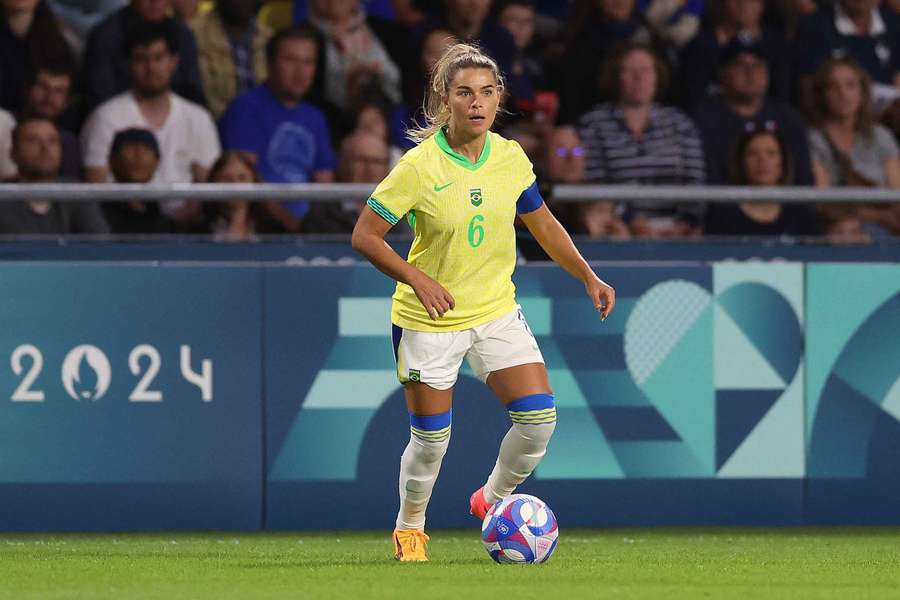 Tamires conduce el balón