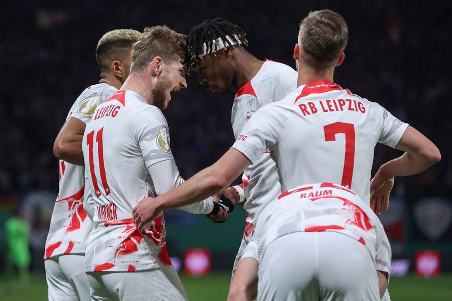 Timo Werner (l., Nr. 11) feiert mit Mohamed Simakan seinen Treffer zum 1:0 gegen Dortmund.