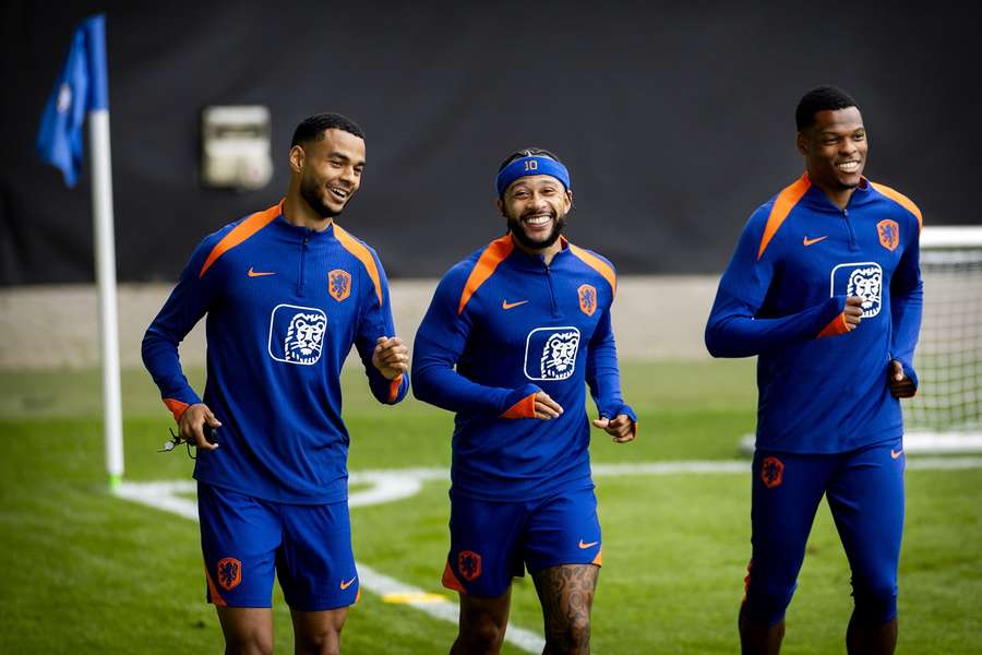 Cody Gakpo, Memphis Depay en Denzel Dumfries tijdens de training