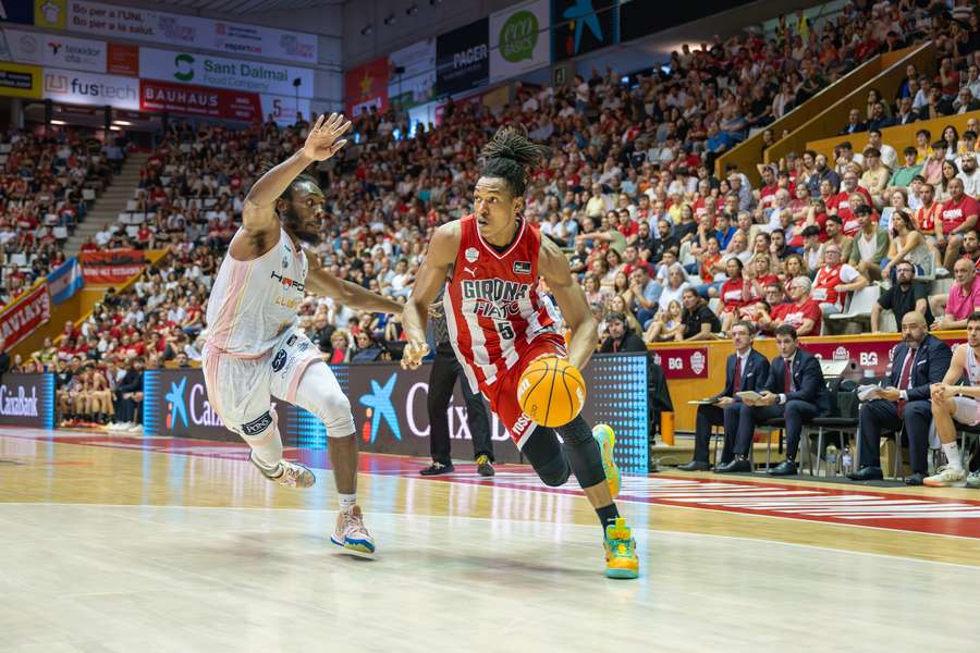 Yves Pons se marcha del marcaje de Batemon en un derbi catalán ante el Hiopos Lleida