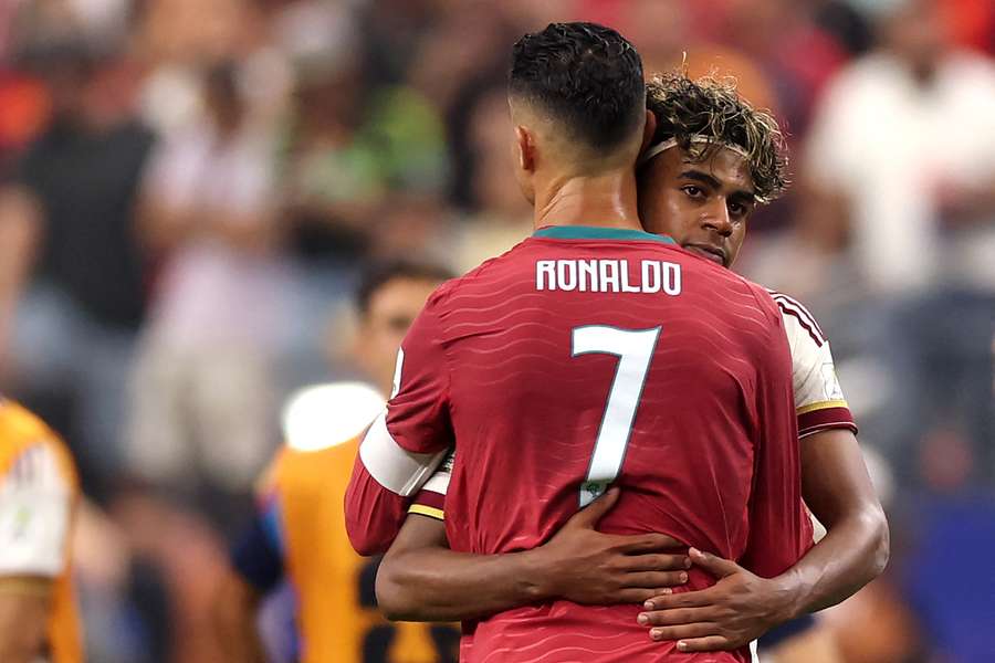 The embrace between Lamine Yamal and Cristiano Ronaldo after the match