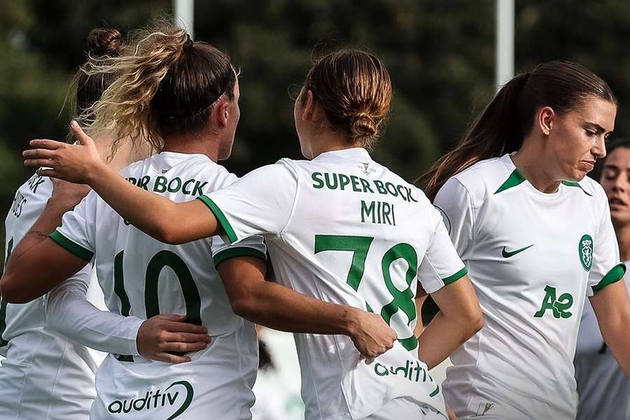 Jogadoras do Sporting celebram triunfo