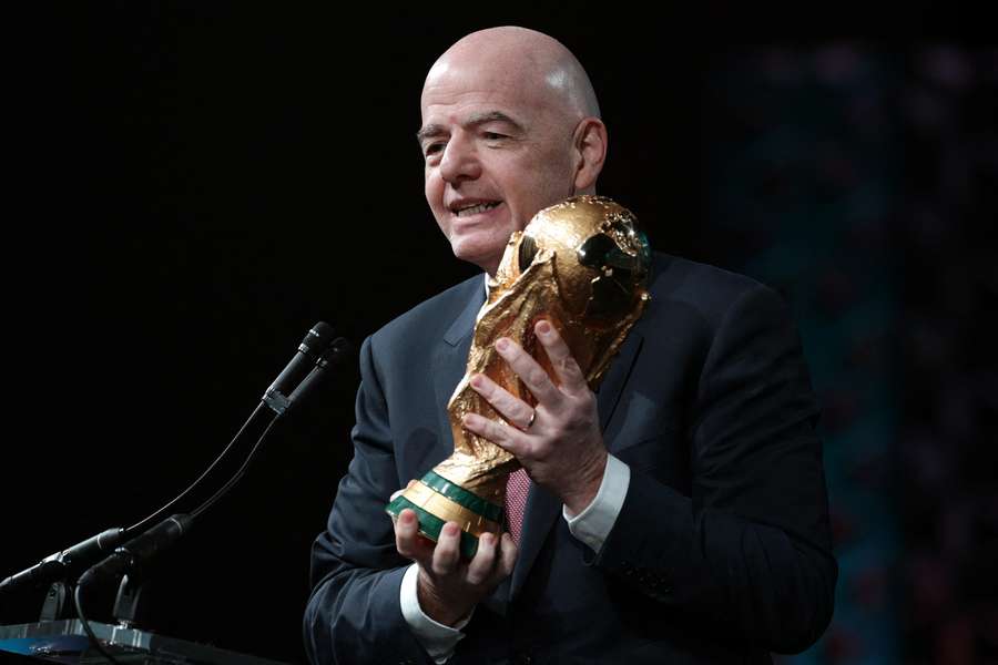 Gianni Infantino, presidente da FIFA, com o troféu da Copa do Mundo