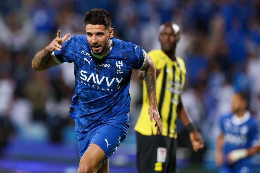 Mitrovic bisou pelo Al Hilal