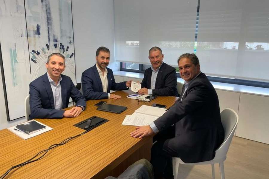 Américo Soares, segundo a contar da esquerda, é o novo presidente da Federação Nacional de Squash