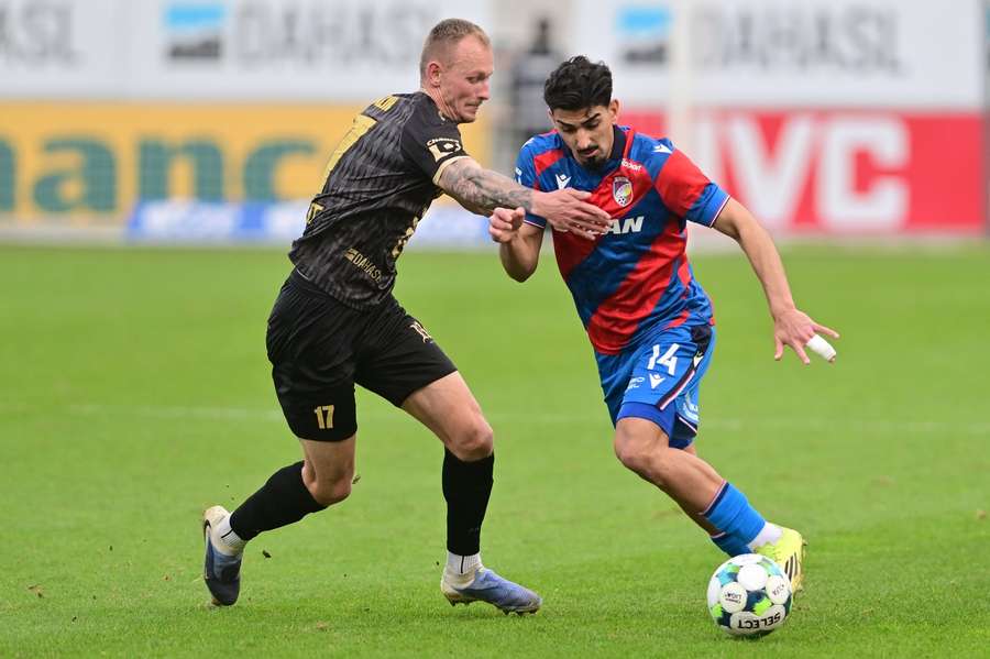 Fotbalisté Hradce a Plzně si odložili zápas 5. kola. Fotbalisté Hradce a Plzně si odložili zápas 5. kola.