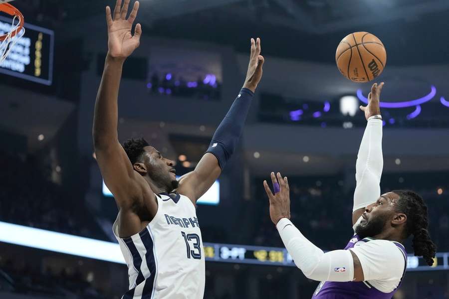 Jaren Jackson Jr. (stânga) de la Grizzlies a fost desemnat jucătorul defensiv al anului 2023 în NBA