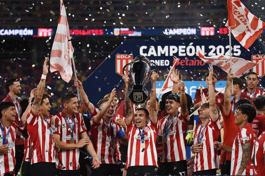 Estudiantes levanta el título de campeón Estudiantes levanta el título de campeón