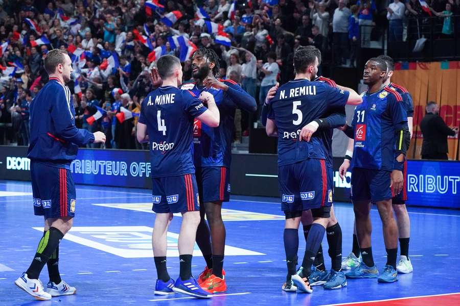 Frankreichs Handballer bejubeln den Sieg gegen Polen