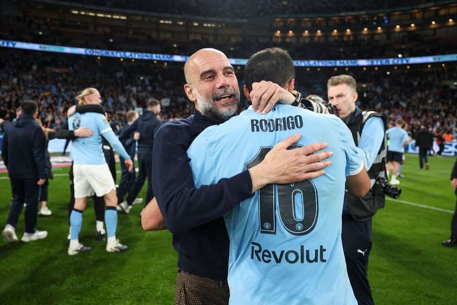 Guardiola îl îmbrățișează pe Rodri 