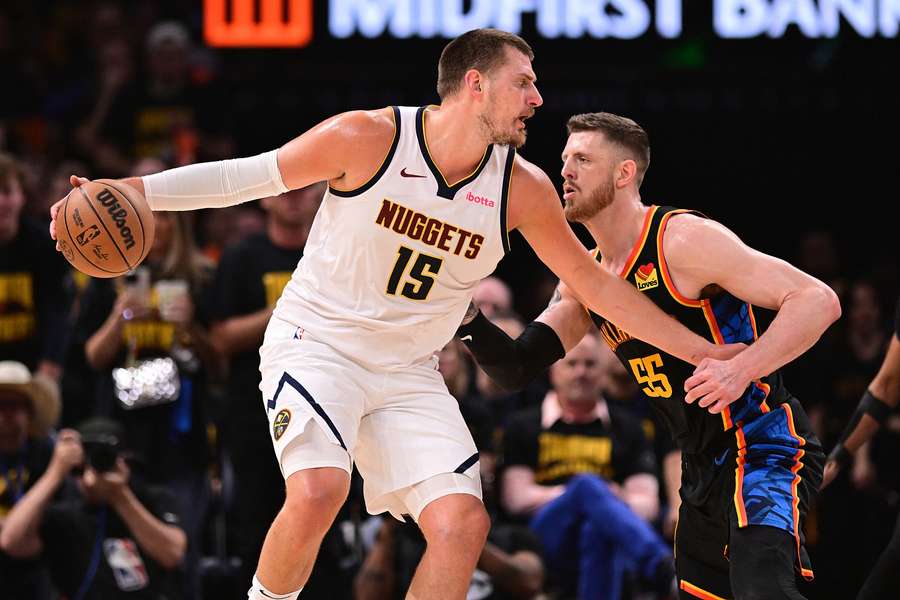 Isaiah Hartenstein (r.) im Duell mit Nikola Jokic (l.)