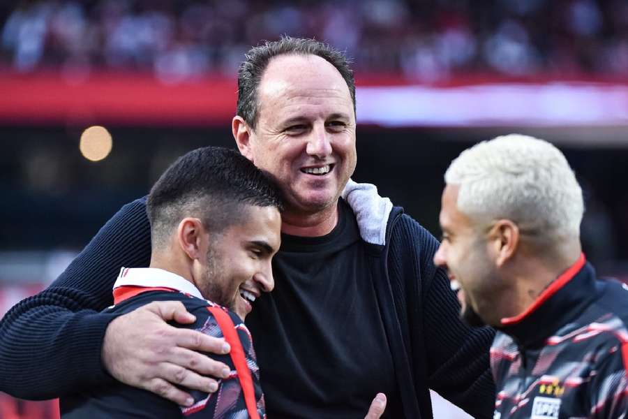 Rogério Ceni recebe o carinho dos jogadores do São Paulo antes de a bolar no Morumbis