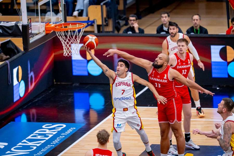 Jaime Fernández entra a canasta ante Kevin Larsen