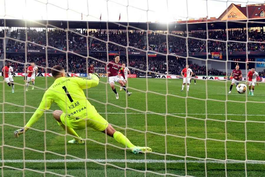 Ligové derby Sparta vyhrála naposledy v květnu 2023 po trefě Ladislava Krejčího z penalty.