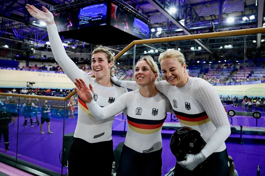 Pauline Grabosch, Emma Hinze und Lea Sophie Friedrich (v. l. n. r.) feiern die Bronzemedaille im Bahnradfahren.