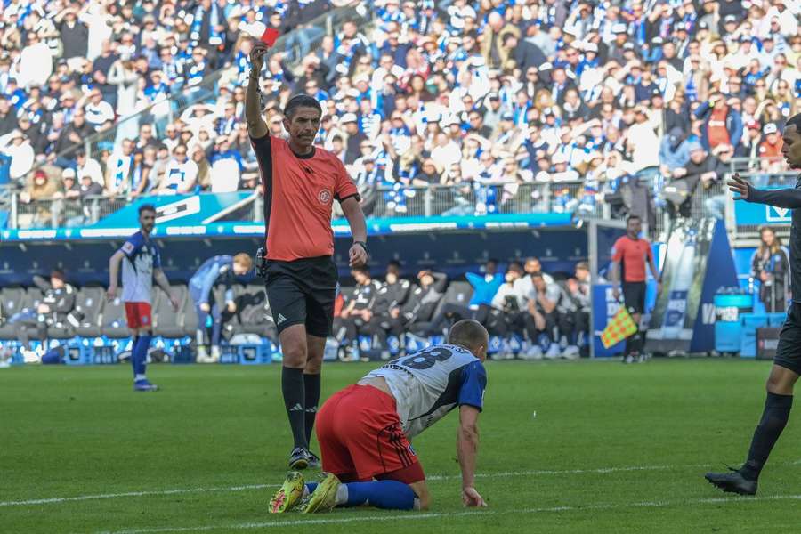 Muheim (r.) wurde von Aytekin gegen Augsburg vom Platz gestellt