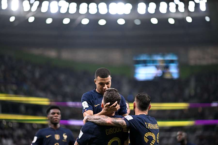 Momento em que Kylian Mbappé festeja com Olivier Giroud