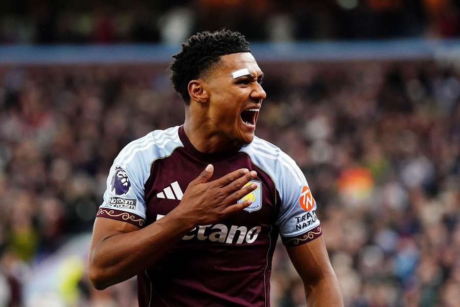 Ollie Watkins celebra el segundo gol del Aston Villa