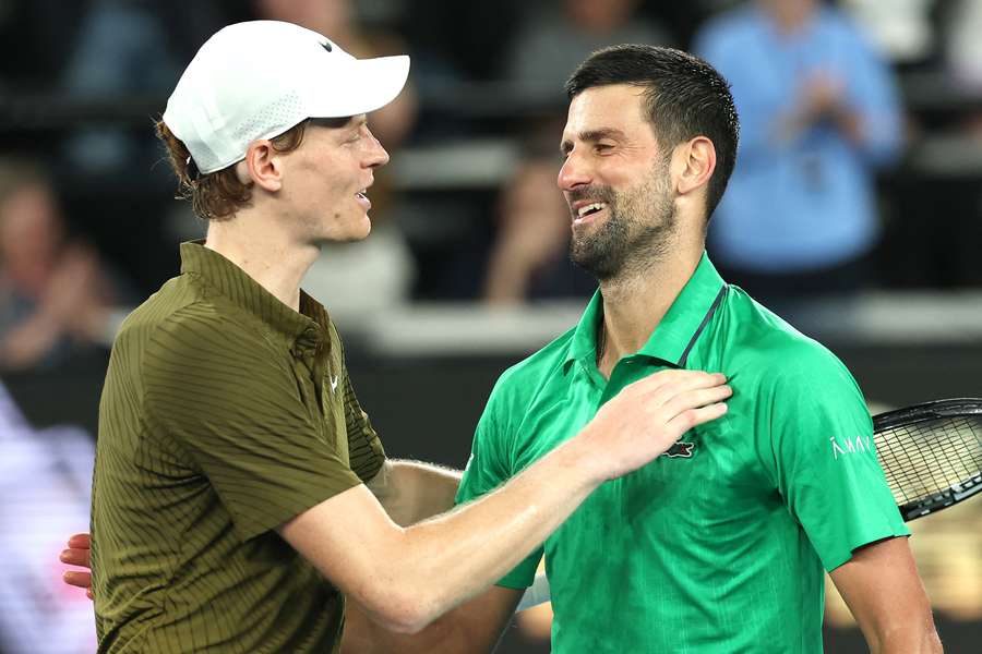 Sinner și Djokovic se salută după duelul din semifinalele Australian Open 2026 câștigat de sârb Sinner și Djokovic se salută după duelul din semifinalele Australian Open 2026 câștigat de sârb