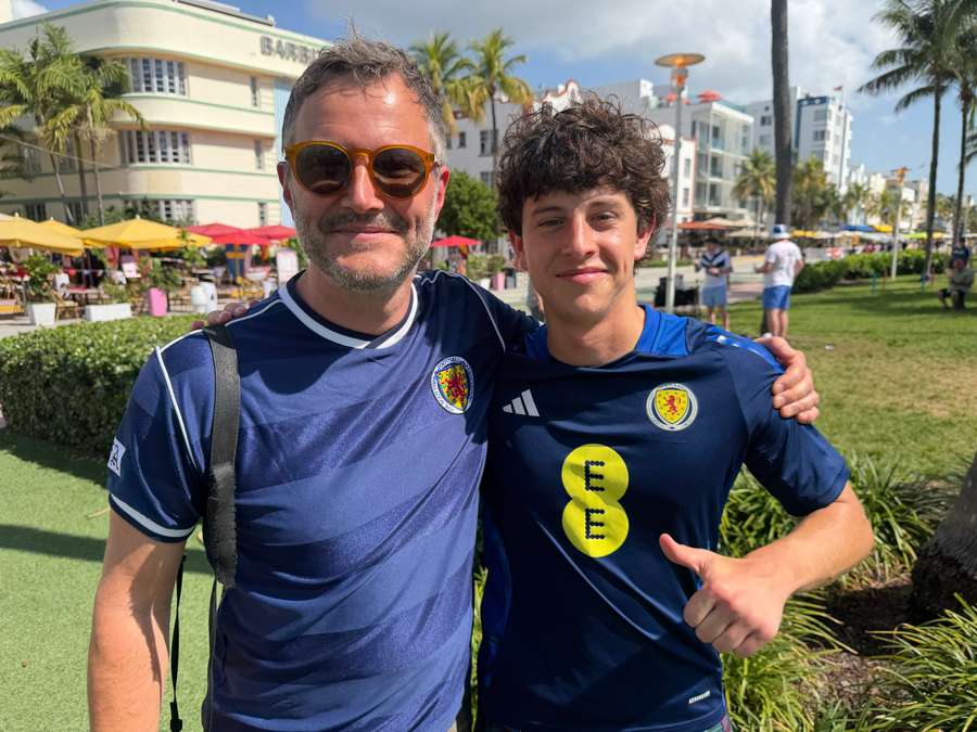 Martin ao lado do filho Nolan Powell