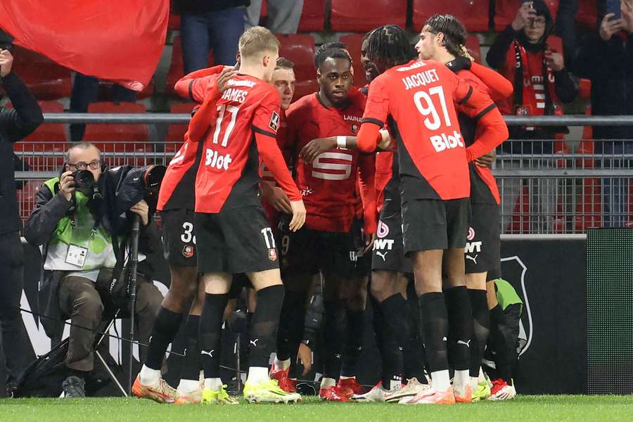 Kalimuendo félicité par ses coéquipiers.