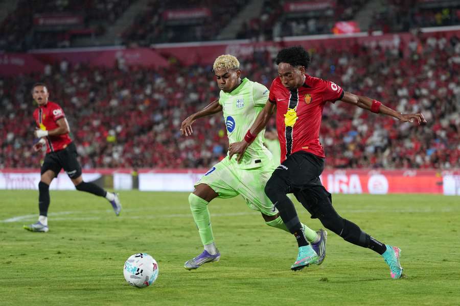 Yamal y Mojica, en el partido entre Mallorca y Barça de la primera vuelta.
