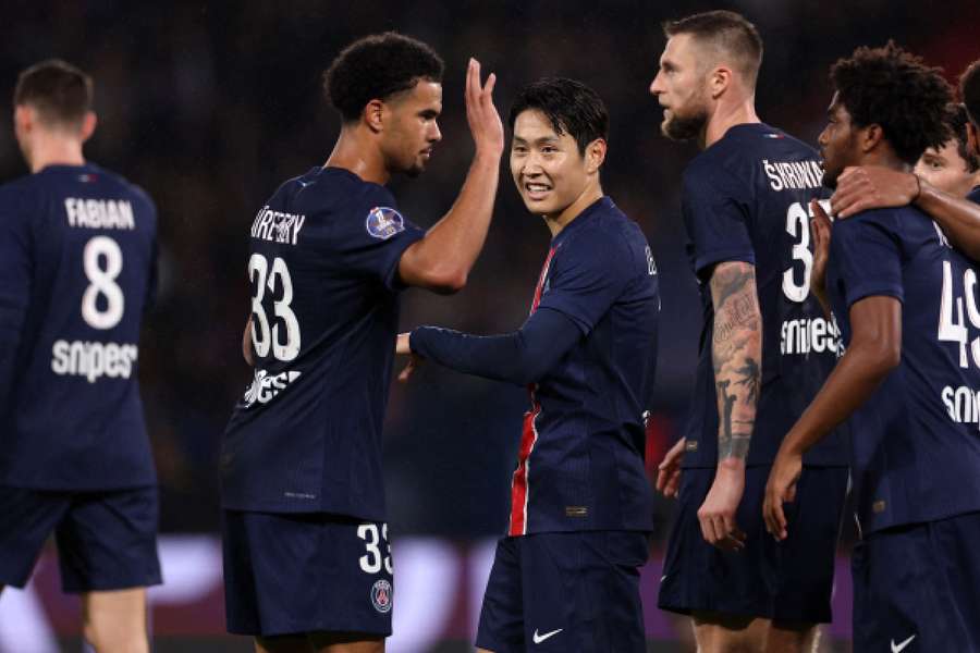 Jogadores do PSG se cumprimentam após jogo na Ligue 1