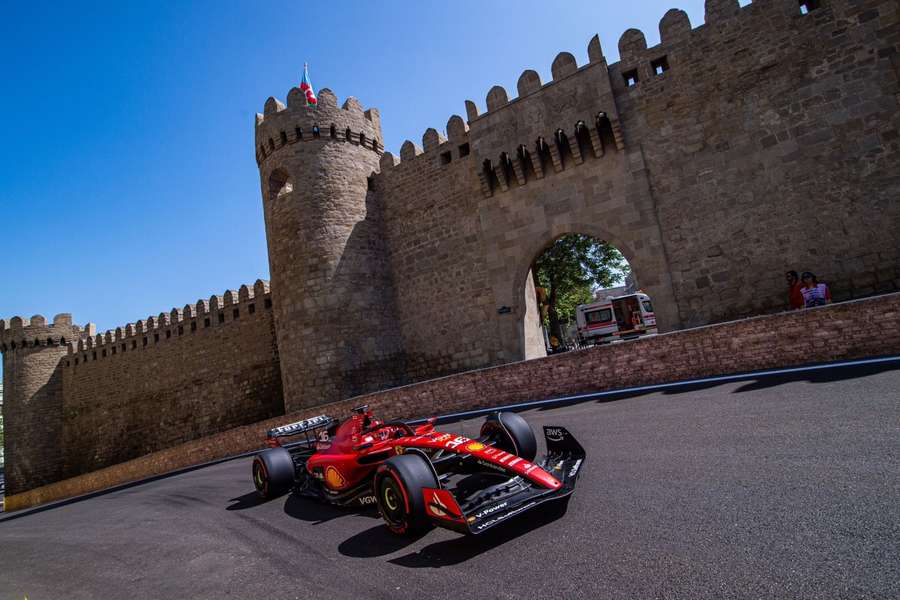 Leclerc v Baku porazil oba Red Bully.