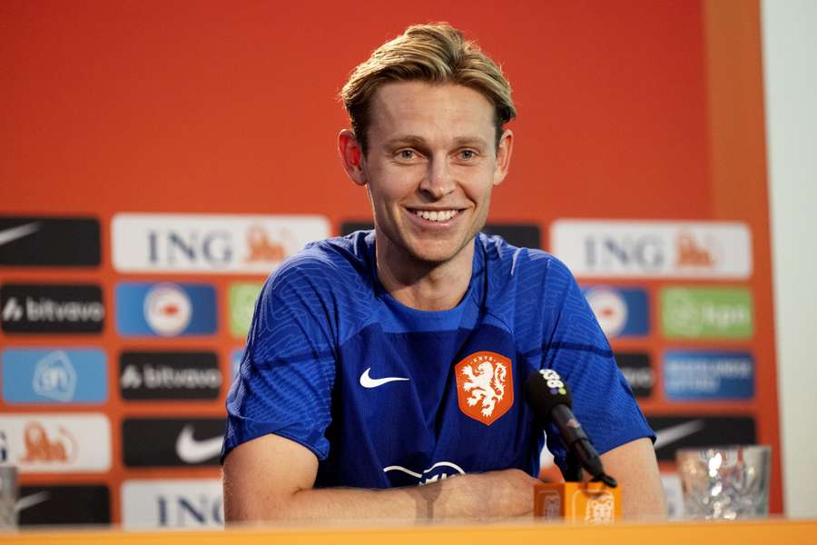 Frenkie de Jong tijdens de persconferentie van het Nederlands elftal op 6 september