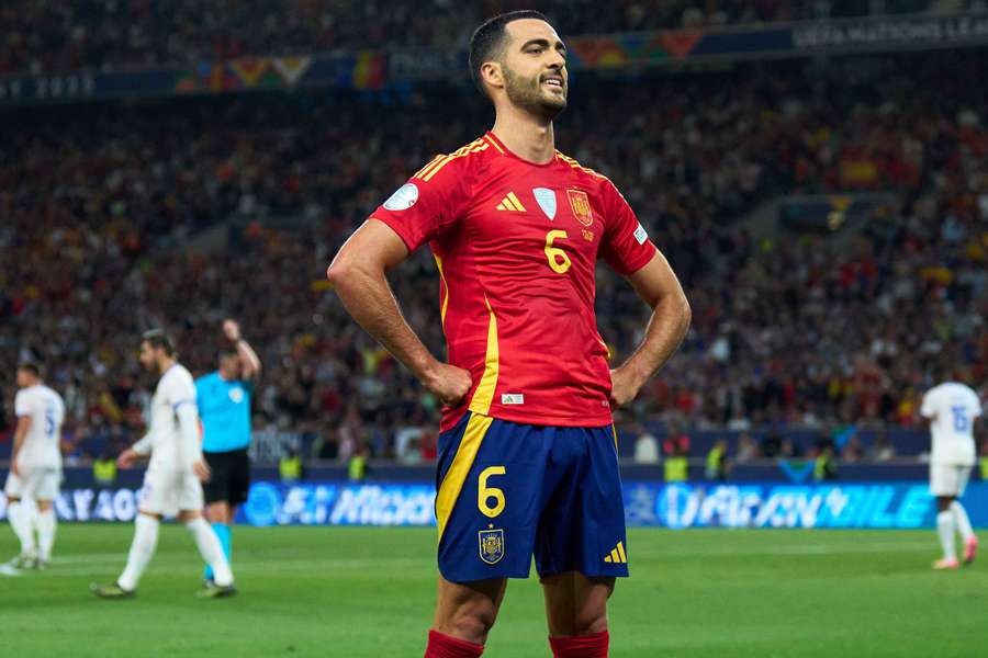 Mikel Merino posa triunfador tras marcar su gol ante Francia en Stuttgart