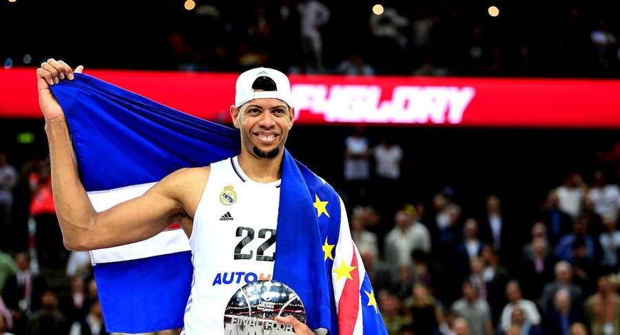 Tavares, con la bandera de su país, tras conquistar la Euroliga.